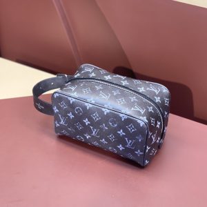 Louis Vuitton Locker Dopp Kit Replica di Alta Qualità con Pelle di Lusso 1156450200 - front view